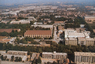 推土機(jī)總廠本部廠區(qū)。山東推土機(jī)總廠建立時(shí)，固定資產(chǎn)原值為2569萬元，占地面積為517538平方米，建筑面積為170861平方米。