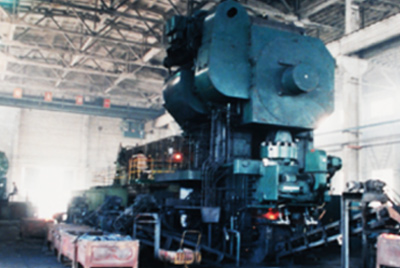 3月24日，世界第一臺(tái)德國(guó)奧姆卡4000噸熱模鍛生產(chǎn)線在山推總廠熱模鍛車間安裝調(diào)試。