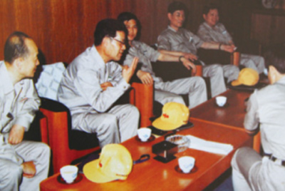 為了學(xué)習(xí)外國(guó)先進(jìn)技術(shù)和管理方法，前往引進(jìn)技術(shù)與設(shè)備的國(guó)家進(jìn)行實(shí)地考察。薛仲光廠長(zhǎng)在日本。