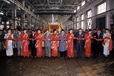 山推股份公司舉行山推牌TY220推土機(jī)5000臺(tái)下線慶典活動(dòng)。