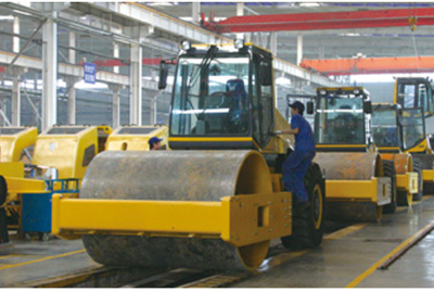 2002年2月，由履帶廠開發(fā)研制的YZ18液壓振動(dòng)壓路機(jī)，順利下線。