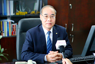 張秀文董事長(zhǎng)在接受中國(guó)山東網(wǎng)專題采訪時(shí)，就公司踐行“厚道魯商”倡樹行動(dòng)進(jìn)行回答，介紹了山推把“仁義、誠(chéng)信、厚道”的文化精髓融入到生產(chǎn)經(jīng)營(yíng)的全過程的典型做法和“誠(chéng)敬做產(chǎn)品，誠(chéng)信做企業(yè)”的經(jīng)營(yíng)理念，在工程機(jī)械行業(yè)樹立起了“厚德堅(jiān)韌”的山東國(guó)企形象