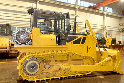 世界上第一臺(tái)燃?xì)庑吐膸酵仆翙C(jī)——SD20-5（LNG）在研究總院新產(chǎn)品試制中心下線。SD20-5（LNG）履帶式推土機(jī)是公司順應(yīng)行業(yè)發(fā)展趨勢(shì)開發(fā)的一款節(jié)能、環(huán)保產(chǎn)品，整機(jī)采用天然氣專用發(fā)動(dòng)機(jī)，燃燒后無積炭，滿足stageIIIA排放，壽命更長(zhǎng)，維修頻率更低。