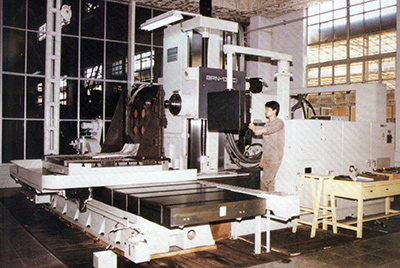 BPN-13B(R4)數(shù)控臥式加工中心。廠房擴(kuò)建加大，設(shè)備填平補(bǔ)齊，增加精、大、稀設(shè)備，新上生產(chǎn)線，提高企業(yè)裝備素質(zhì)，使山推廠成為名副其實(shí)的大馬力推土機(jī)生產(chǎn)廠。