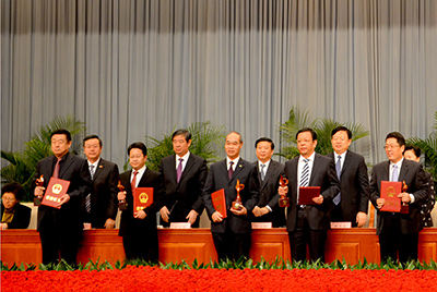 會(huì)上對(duì)獲得“省長(zhǎng)質(zhì)量獎(jiǎng)”的企業(yè)和個(gè)人進(jìn)行了表彰，山推股份位居榜首，公司董事長(zhǎng)張秀文從省長(zhǎng)姜大明手中接過了代表山東質(zhì)量管理最高榮譽(yù)的“金拇指”獎(jiǎng)杯。