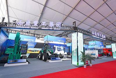 2023跨國(guó)公司與中國(guó)主題展在青島國(guó)際會(huì)議中心海上大壩舉辦， 山推股份攜EE225電挖、SRD13-C6U無人駕駛壓路機(jī)和純電裝載機(jī)隨團(tuán)參展。